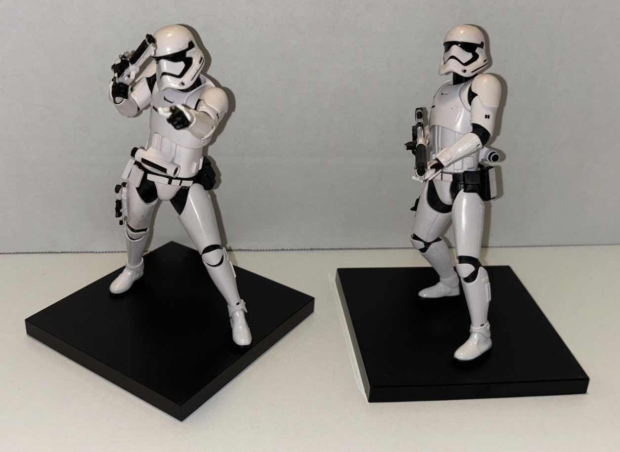 Photo 1 of DISPLAY MODEL ARTFX+ KOTOBUKIYA STAR WARS 1/10 SCALE FIRST ORDER SET OF 2 STORMTROOPERS W MAGNETIC PLATFORMS & 12 PCS EXTRA LEGS/ARMS/WEAPONS 