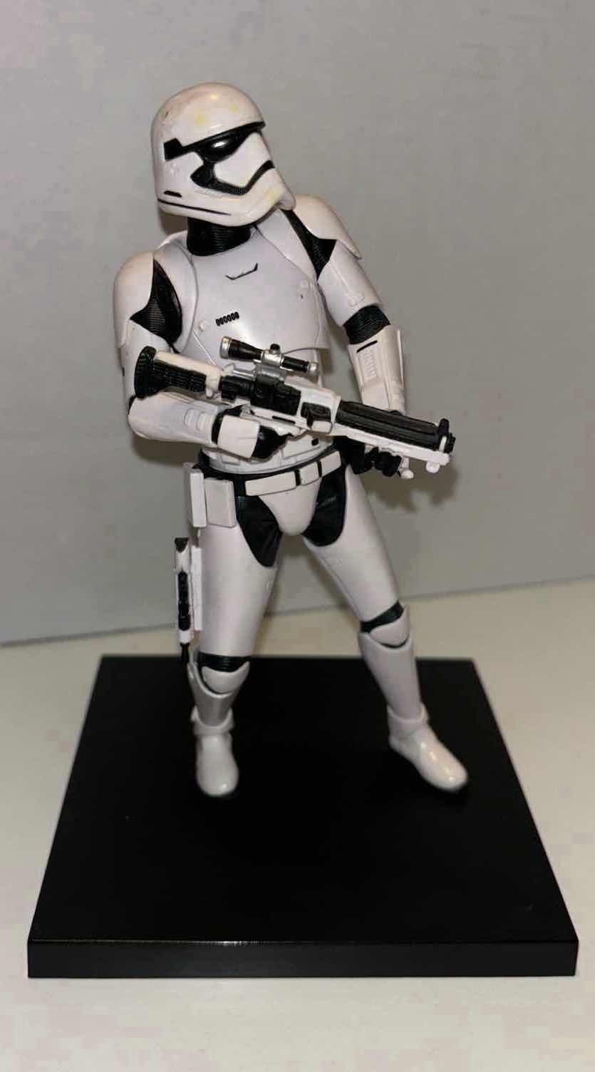 Photo 1 of DISPLAY MODEL ARTFX+ KOTOBUKIYA STAR WARS 1/10 SCALE FIRST ORDER SET OF 2 STORMTROOPERS W MAGNETIC PLATFORMS & 12 PCS EXTRA LEGS/ARMS/WEAPONS 