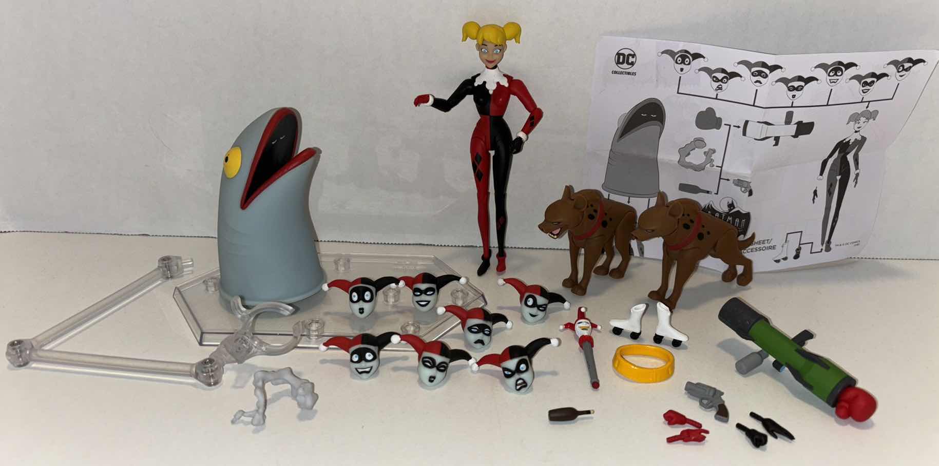 Photo 1 of (DISPLAY MODEL) 2018 DC COLLECTIBLES BATMAN THE ANIMATED SERIES 5.25” HARLEY QUINN ACTION FIGURE & EXPRESSIONS PACK W BASE STAND (COMPLETE)