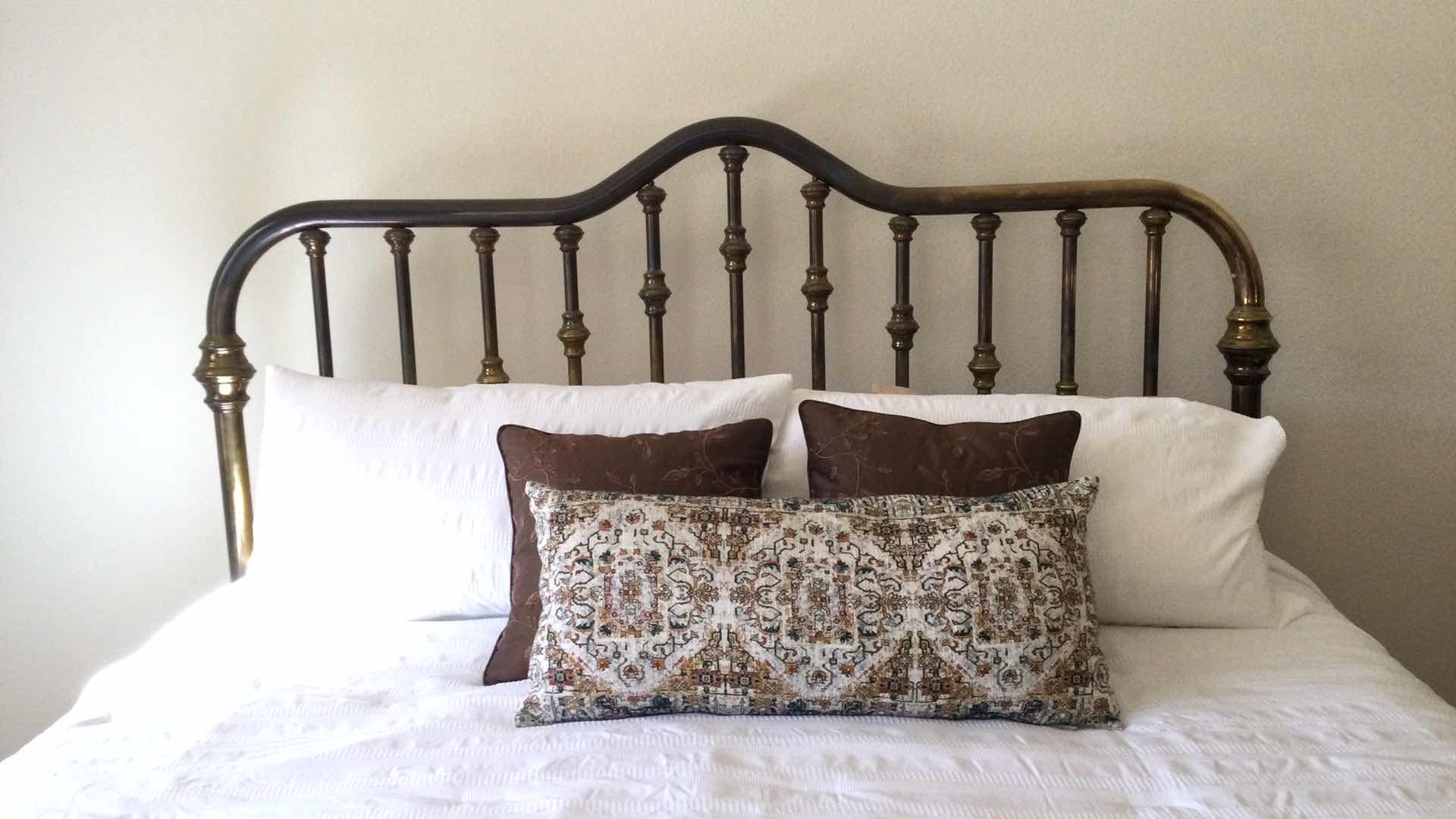 Photo 4 of KING SIZE BRASS HEAD & FOOTBOARDS W/ STEARNS & FOSTER DEEP POCKET MATTRESS & SPLIT BOX SPRINGS ON RAILS (BEDDING INCL.)
