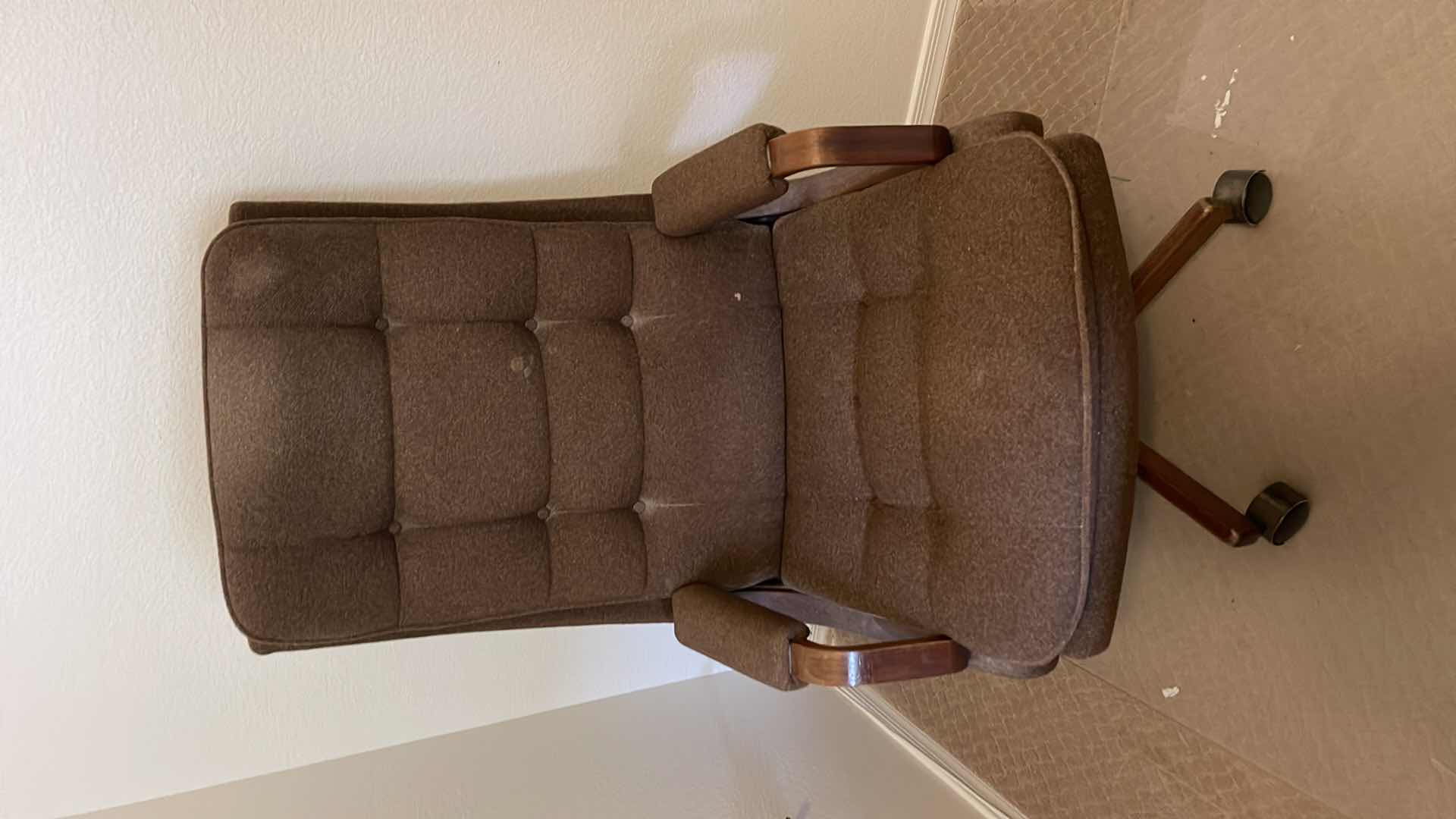 Photo 1 of FABRIC TUFTED ROLLING OFFICE CHAIR