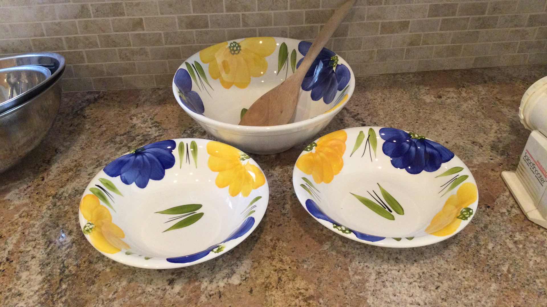 Photo 1 of SALAD SHOOTER W/SERVING BOWLS (TESTED)