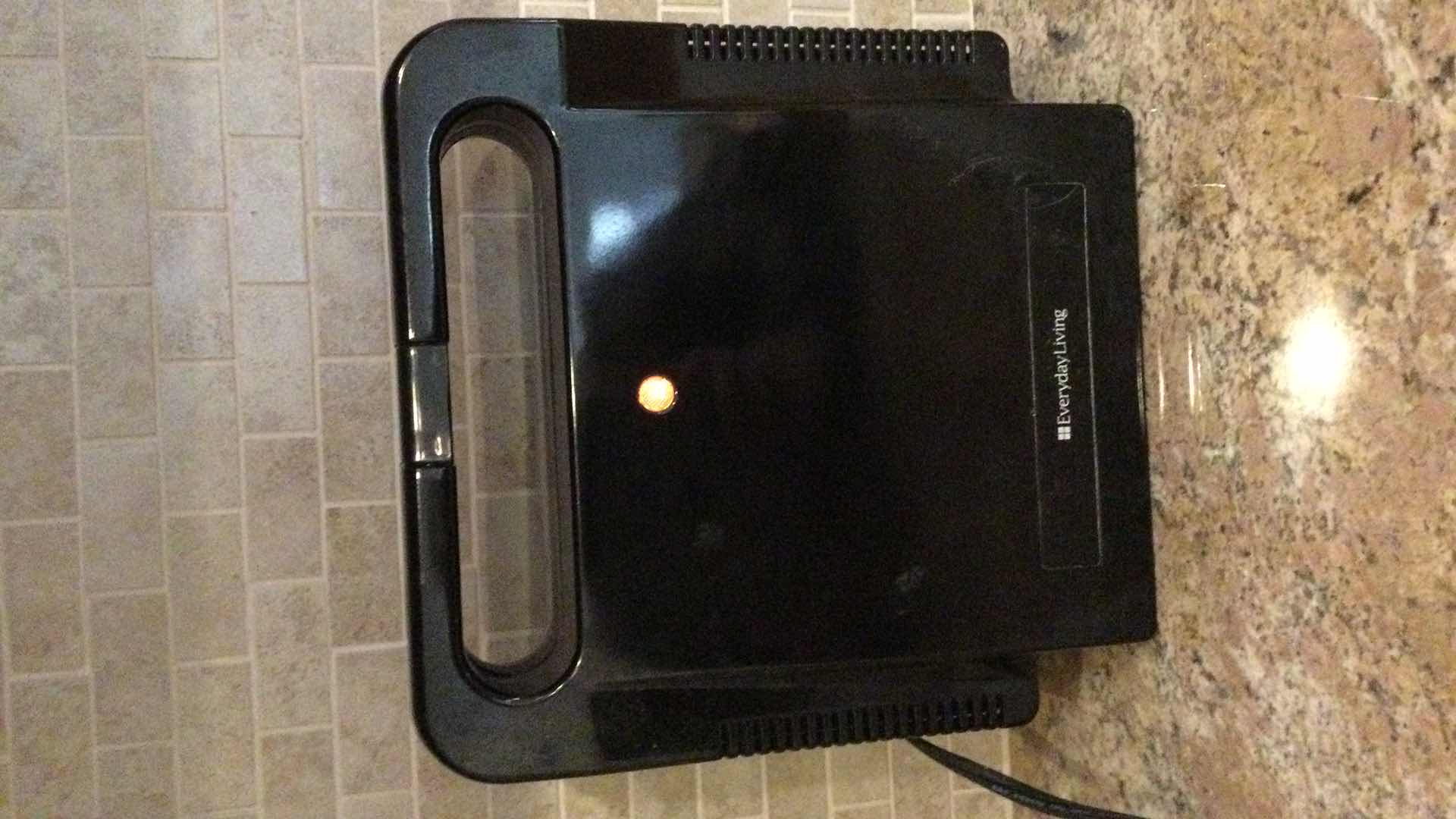 Photo 5 of GOTHAM ELECTRIC SMOKE-LESS GRILL & GRIDDLE W/ EVERYDAY LIVING WAFFLE MAKER (TESTED)