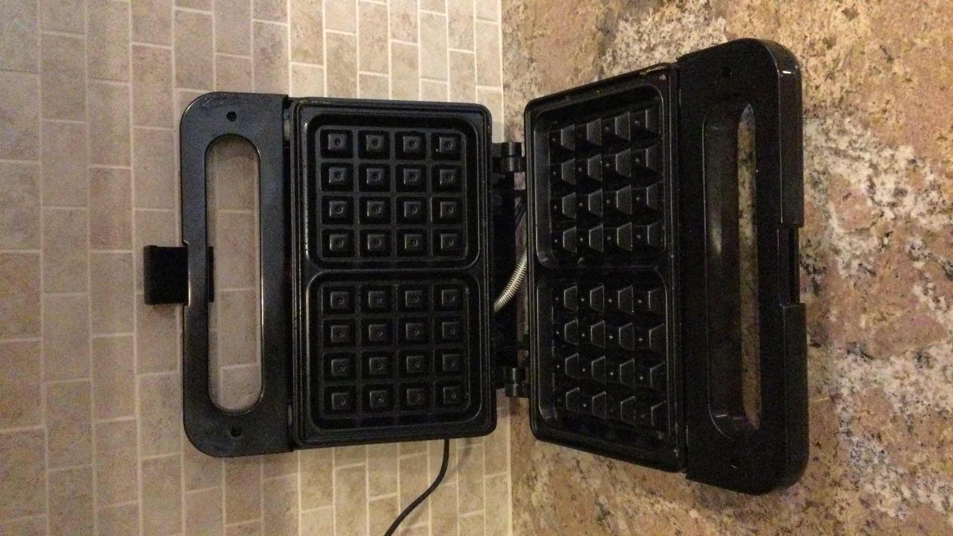 Photo 6 of GOTHAM ELECTRIC SMOKE-LESS GRILL & GRIDDLE W/ EVERYDAY LIVING WAFFLE MAKER (TESTED)