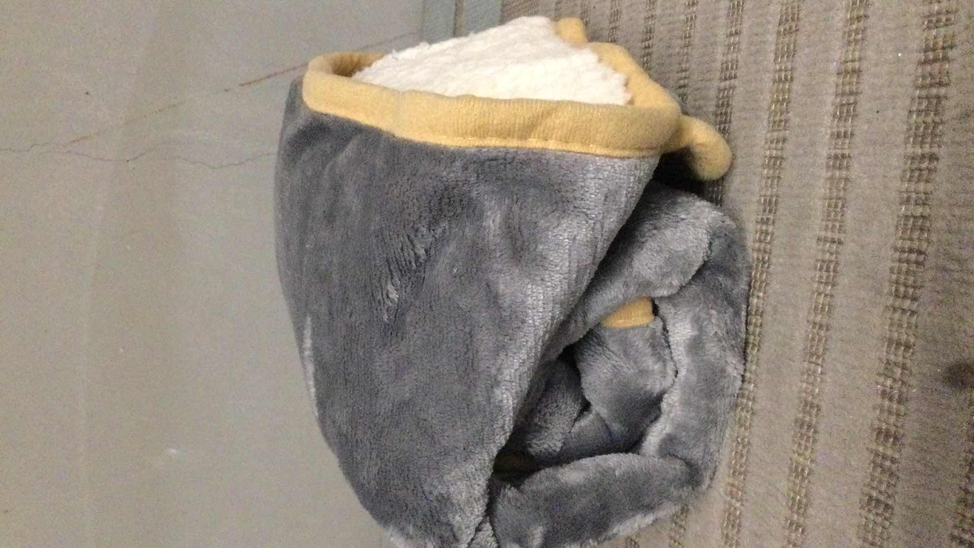 Photo 1 of BEDSURE COMFY PET BLANKET GREY PLUSH 25” X 35”