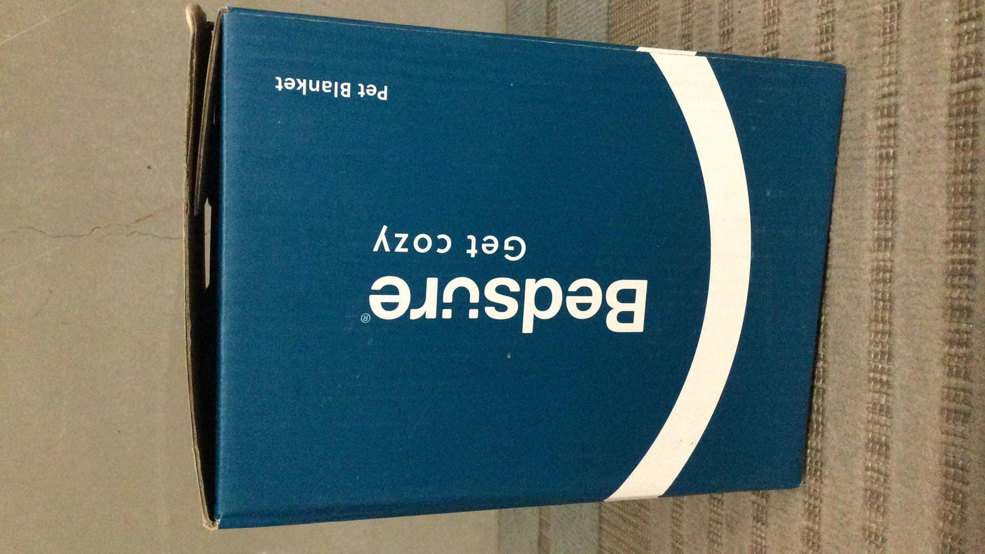 Photo 1 of BEDSURE COMFY PET BLANKET GREY PLUSH 25” X 35”