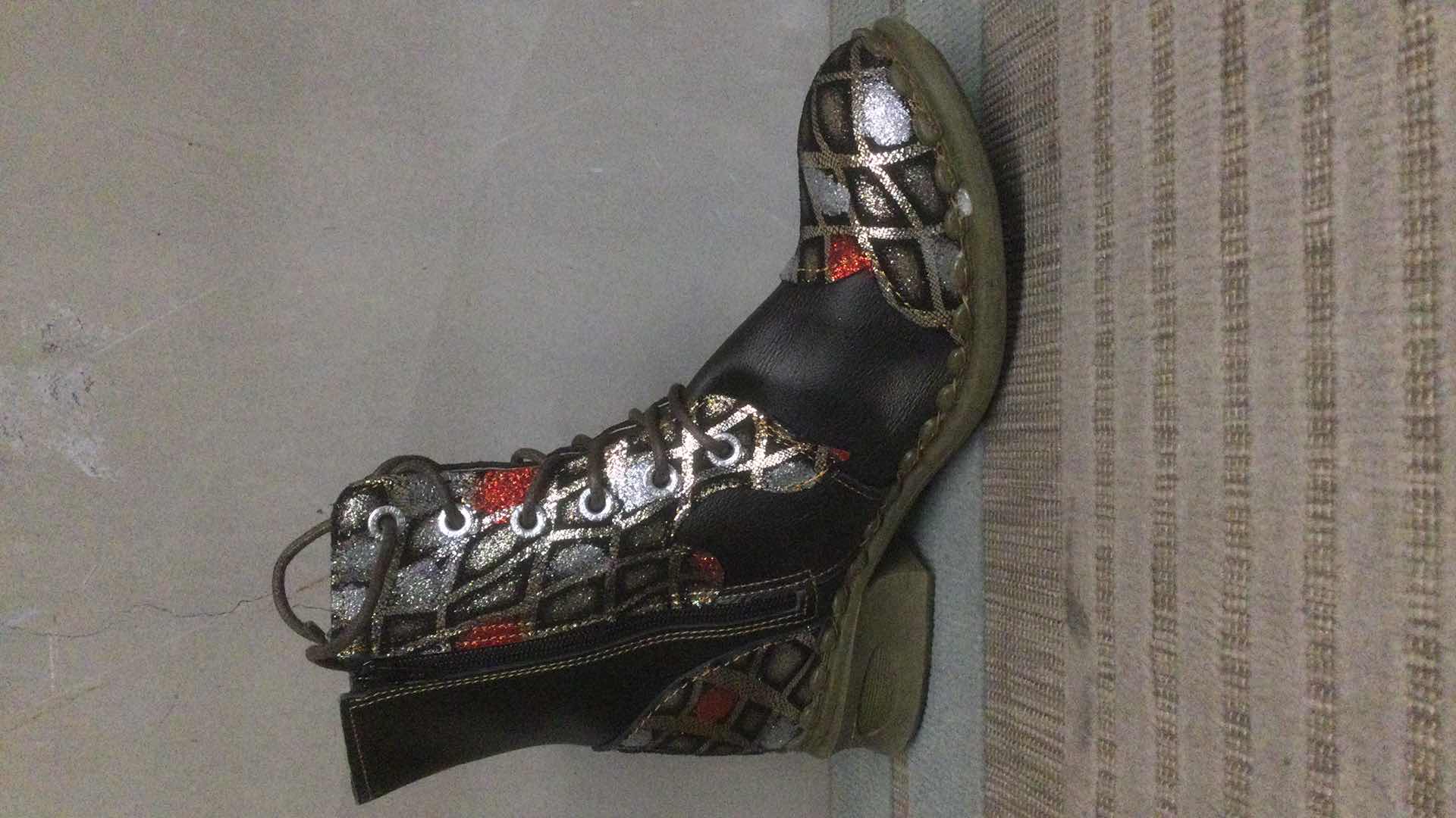 Photo 1 of TMA EYES BLACK W/ GLITTER BOOTS SIZE 9.5