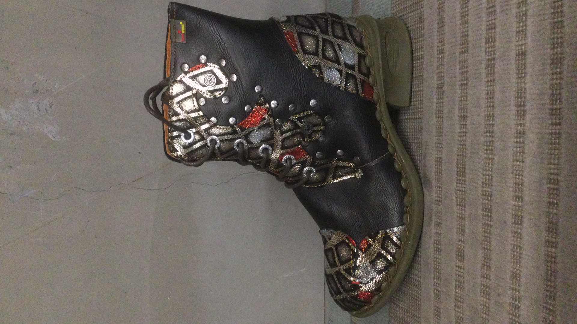 Photo 1 of TMA EYES BLACK W/ GLITTER BOOTS SIZE 9.5