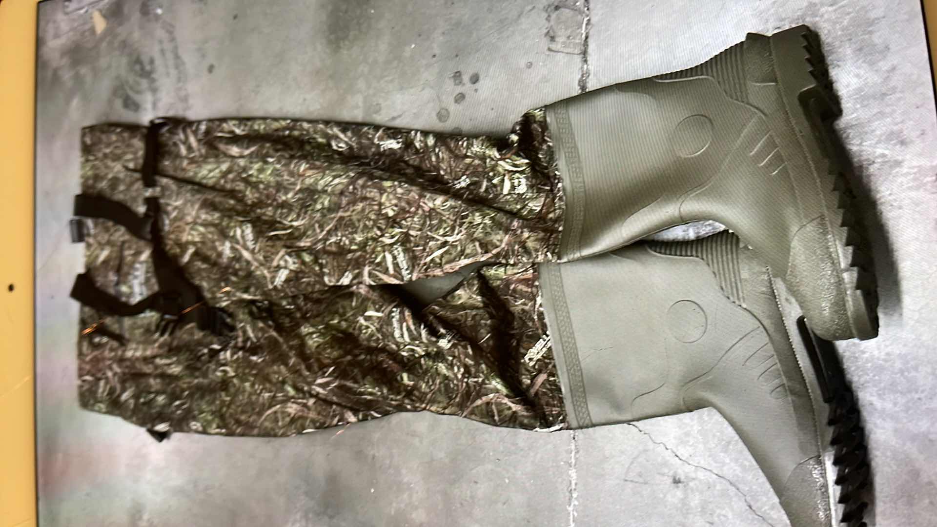 Photo 1 of FOXELLI CHST WADERS CAMO NEOPRENE HUNTING & FISHING WADERS FOR MEN & WOMAN WITH BOOTS SIZE 14