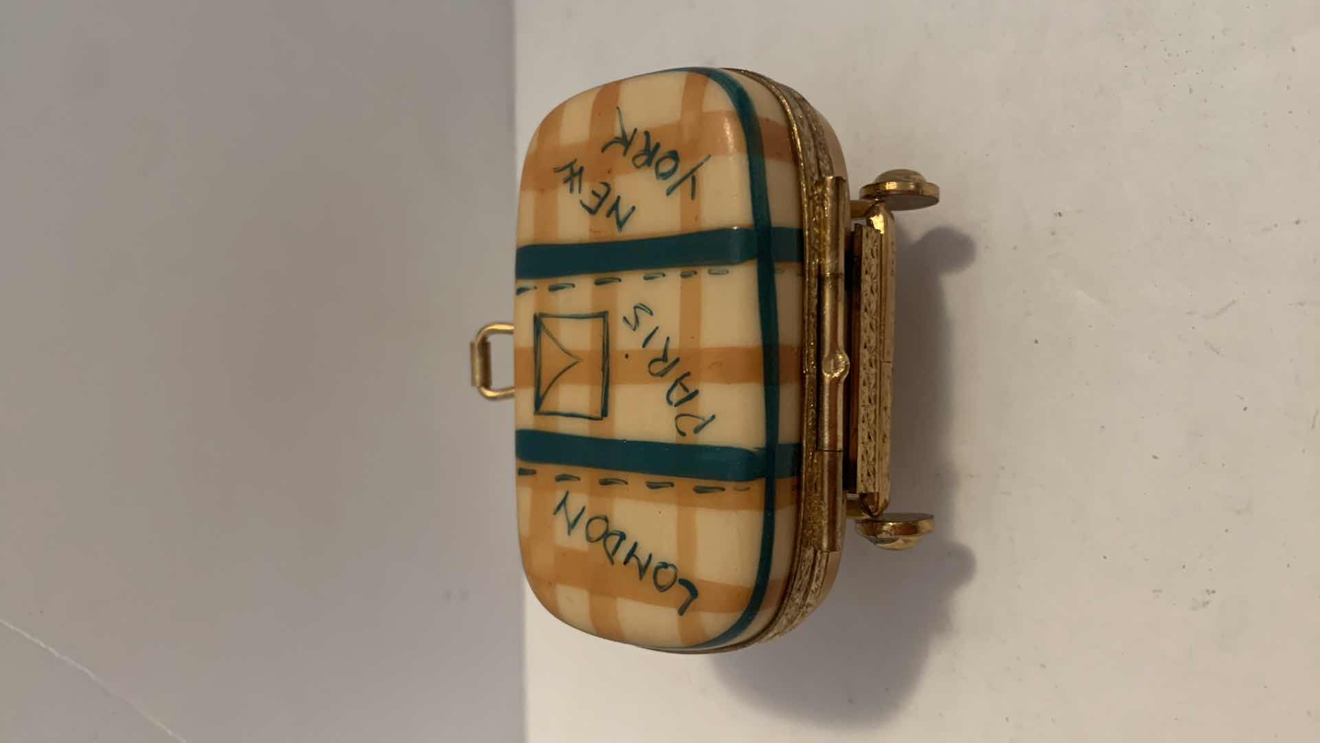 Photo 1 of LIMOGES FRANCE PEINT MAIN, COLLECTIBLE TRAVEL TRINKET BOX