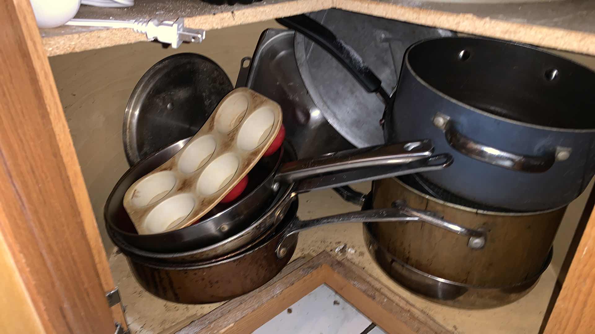 Photo 1 of CONTENTS OF CABINET