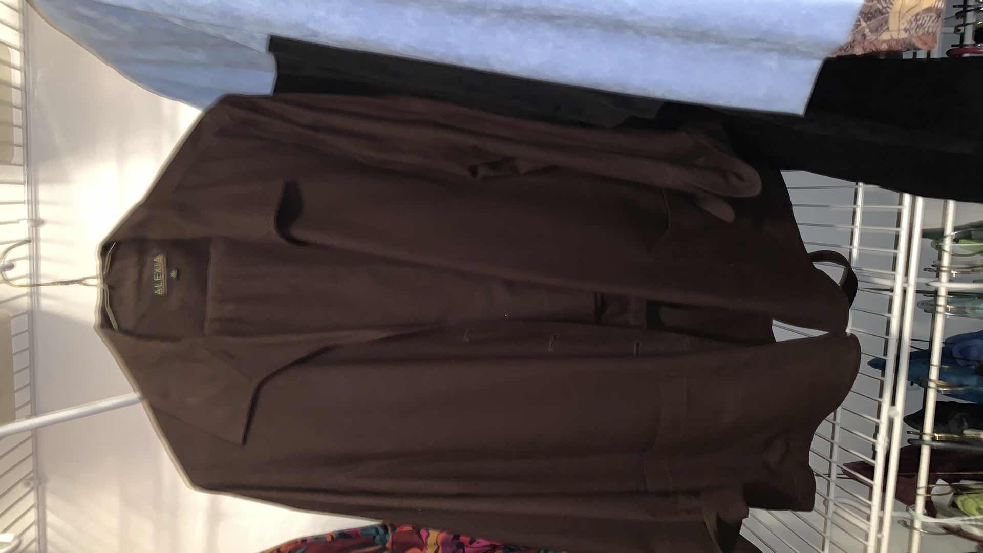Photo 7 of 10 - WOMENS 2pc SUITS SIZE L XL