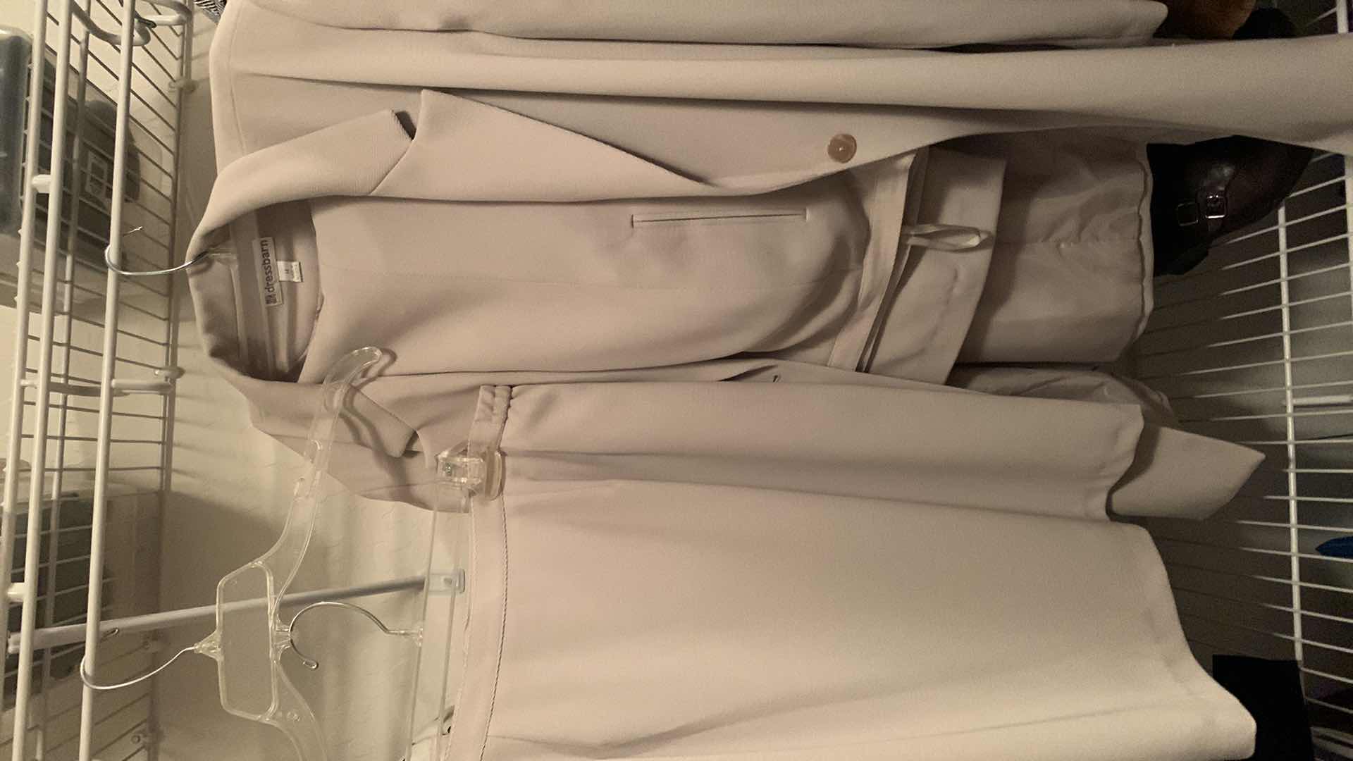 Photo 3 of 10 - WOMENS 2pc SUITS SIZE L XL