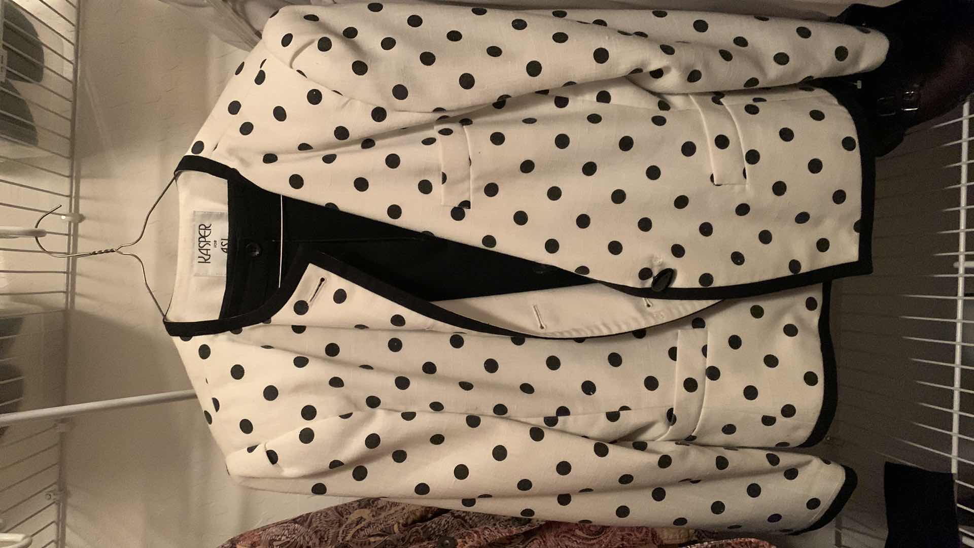 Photo 4 of 10 - WOMENS 2pc SUITS SIZE L XL