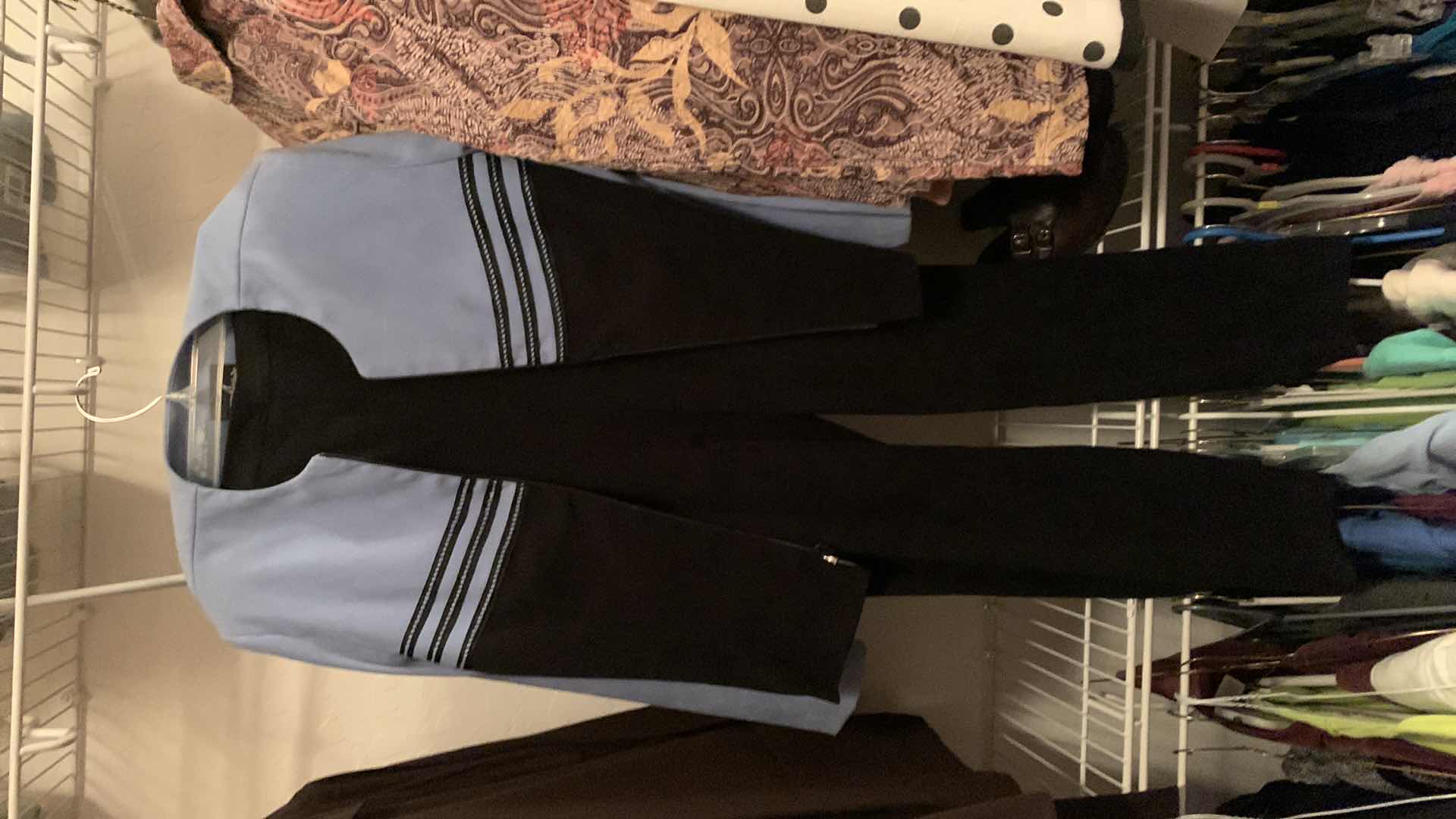 Photo 6 of 10 - WOMENS 2pc SUITS SIZE L XL