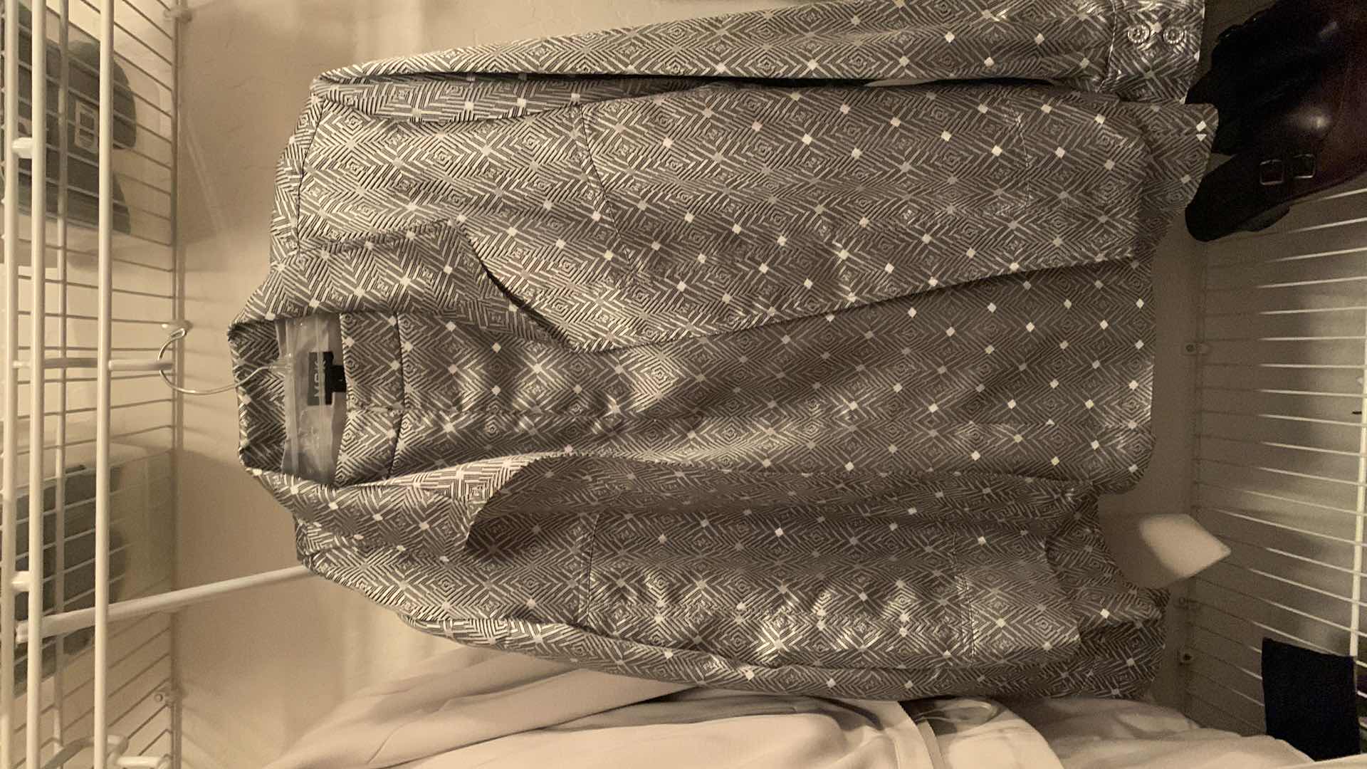 Photo 2 of 10 - WOMENS 2pc SUITS SIZE L XL