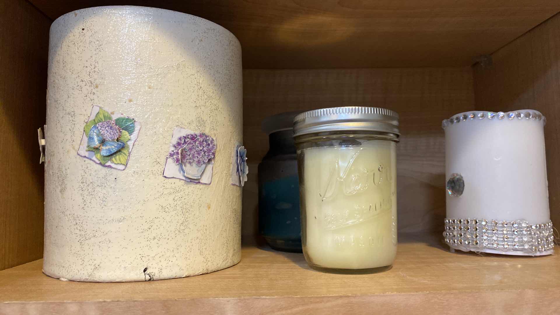 Photo 1 of CONTENTS OF CABINET PLATTERS AND ASSORTED ITEMS