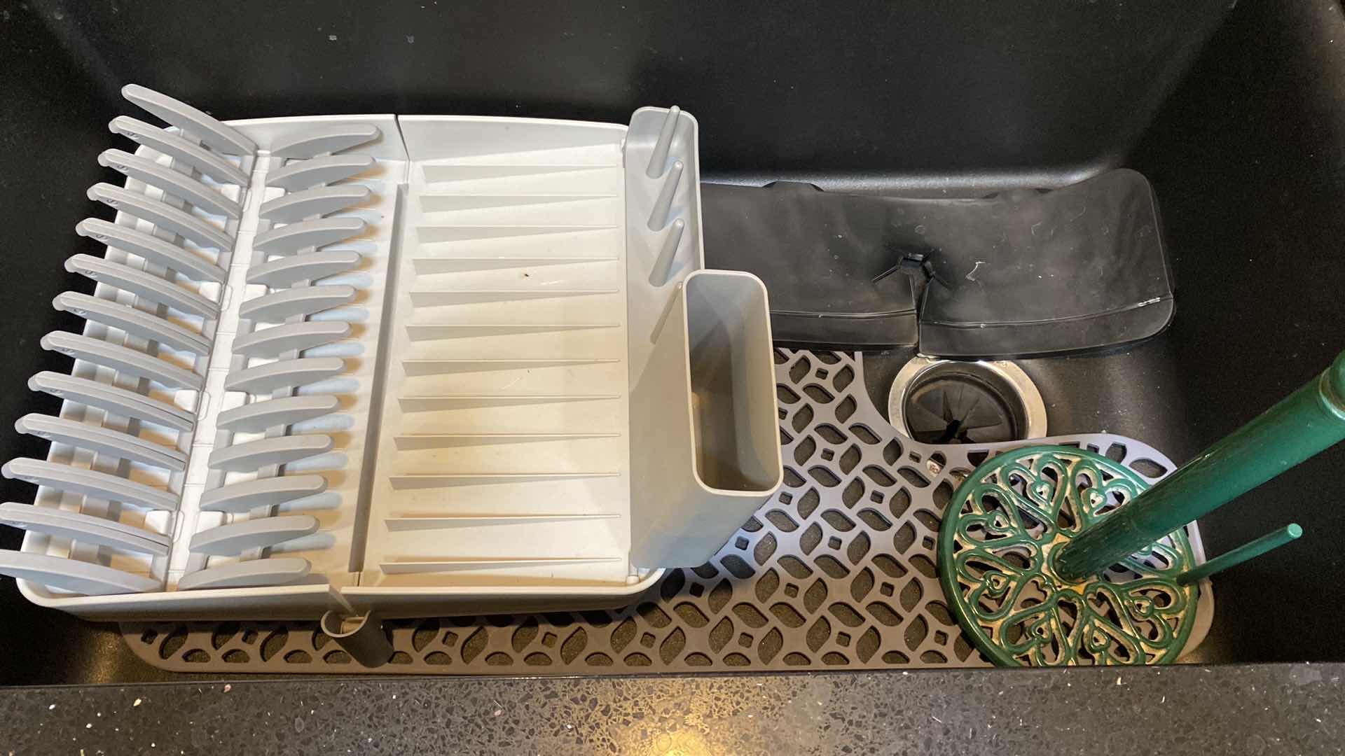 Photo 1 of CONTENTS OF SINK-MAT DRAINER AND PAPER TOWEL HOLDER