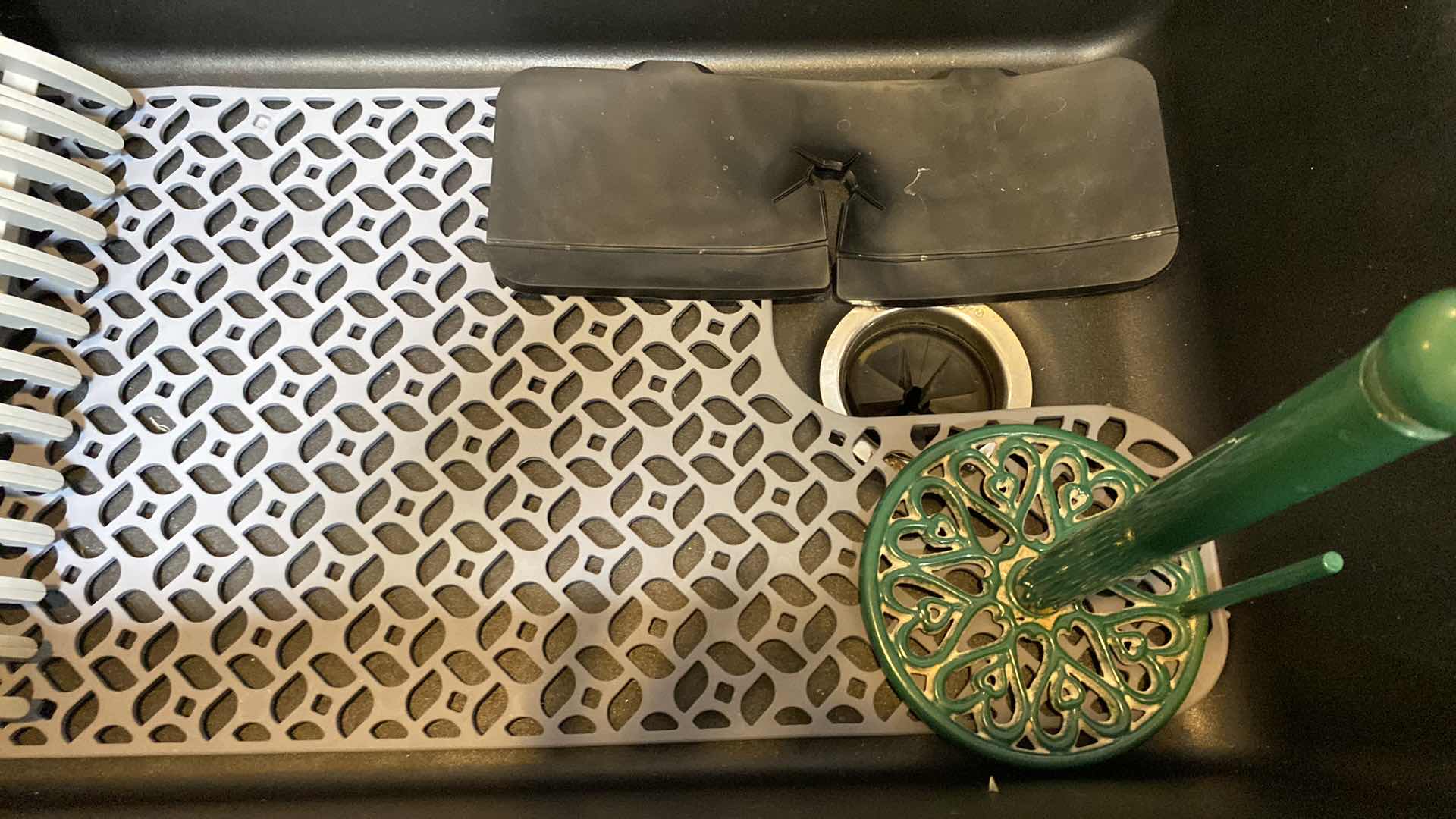 Photo 1 of CONTENTS OF SINK-MAT DRAINER AND PAPER TOWEL HOLDER