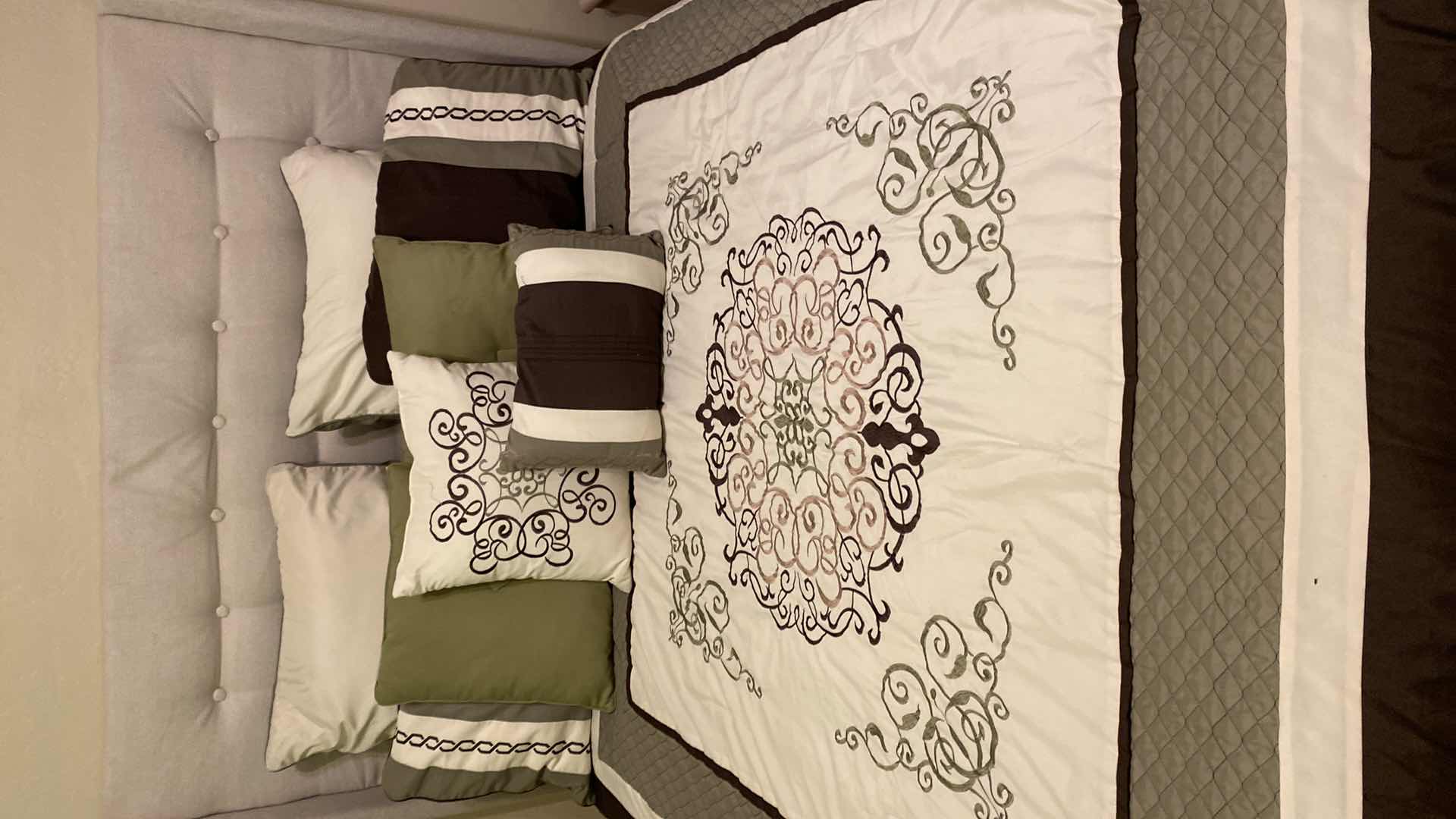 Photo 1 of QUEEN BEDDING SET