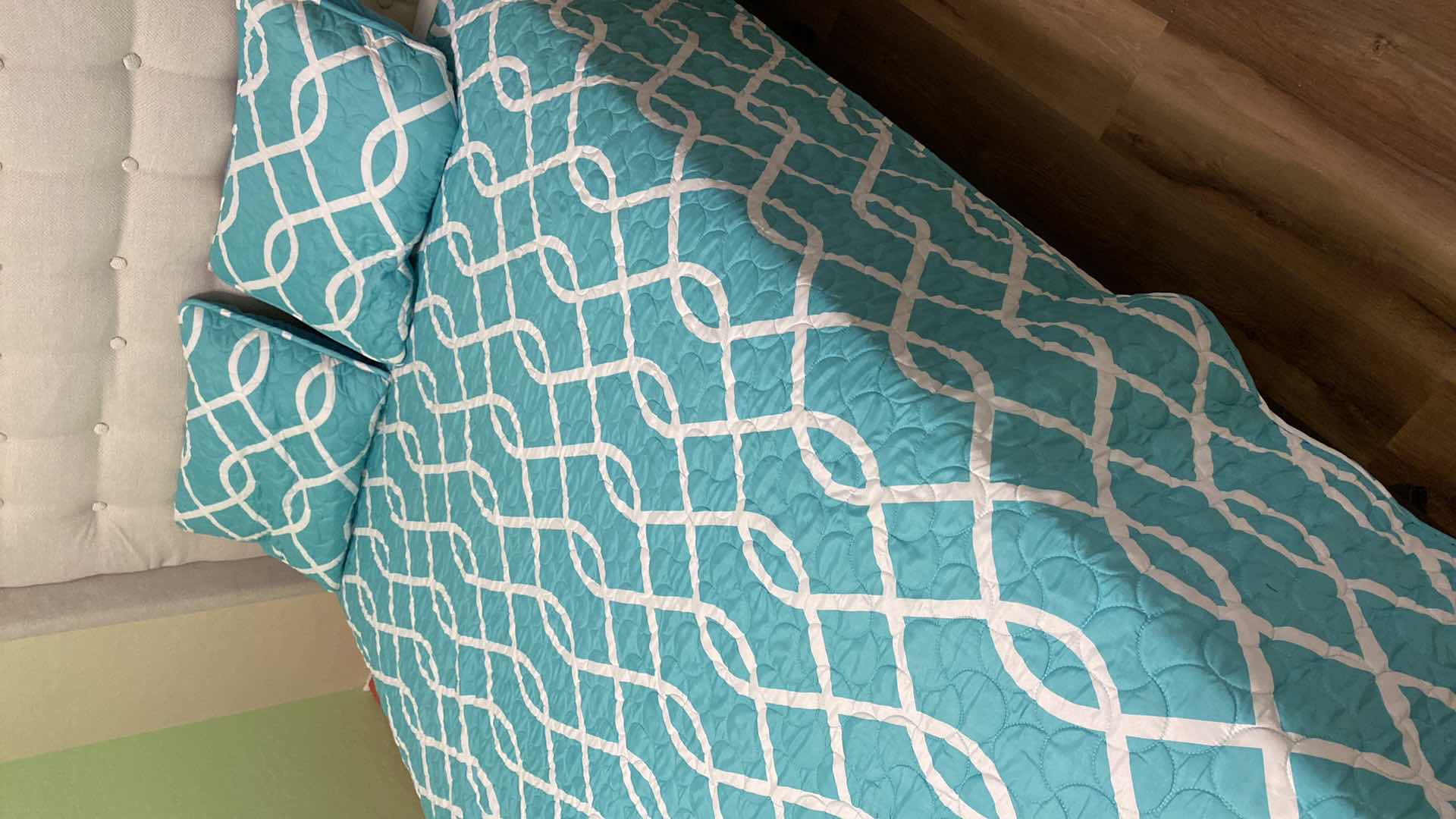 Photo 1 of QUEEN SIZE 3 PIECE BEDDING SET