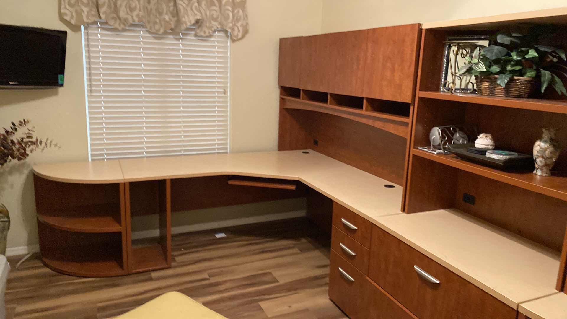 Photo 1 of 7 PIECE DESK NO KEYS OVERALL MEASURMENT DESK 96” X 134”
ROUNDED END PIECES 24” WIDE
CORNER DESK 72” X 36”
DESK EXTENSION WITH 3 DRAWERS 36”
LATERAL FILE 36”
TOP SHELF WITH DOORS 72”
TOP 2 SHELF UNIT 36”
TOP RIGHT CORNER PIECE 16”