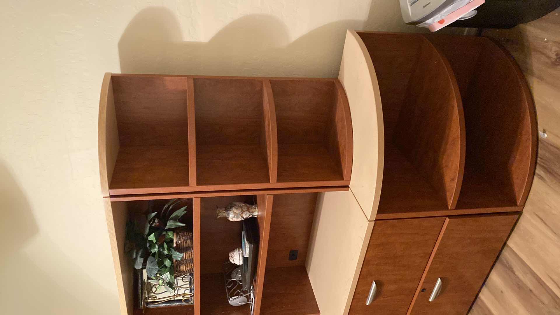 Photo 1 of 7 PIECE DESK NO KEYS OVERALL MEASURMENT DESK 96” X 134”
ROUNDED END PIECES 24” WIDE
CORNER DESK 72” X 36”
DESK EXTENSION WITH 3 DRAWERS 36”
LATERAL FILE 36”
TOP SHELF WITH DOORS 72”
TOP 2 SHELF UNIT 36”
TOP RIGHT CORNER PIECE 16”