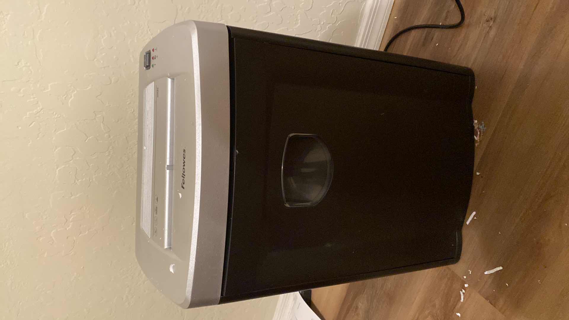 Photo 4 of FELLOWES  SHREDDER