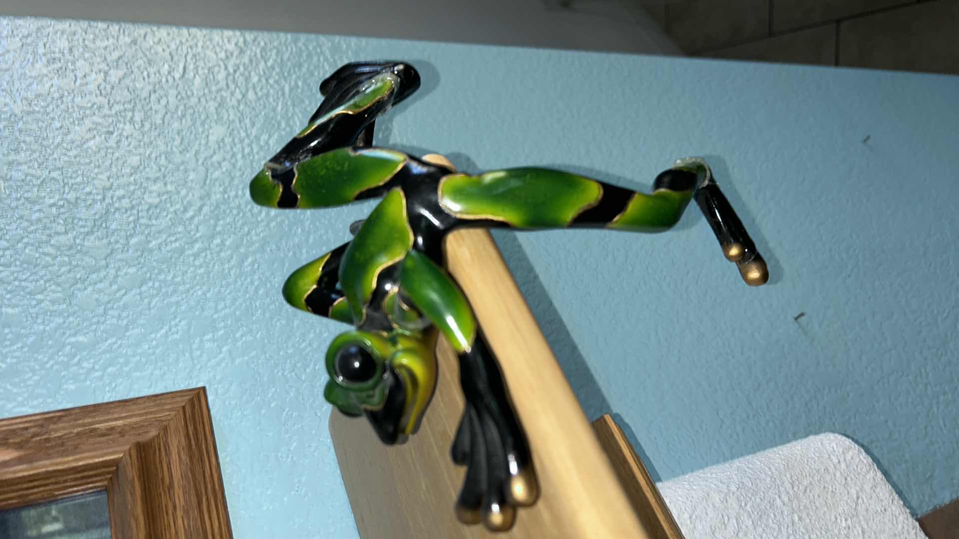 Photo 1 of COLLECTIBLE FROG BY ARTIST JAMES ISRAEL VAN EPPS JIVE DOW