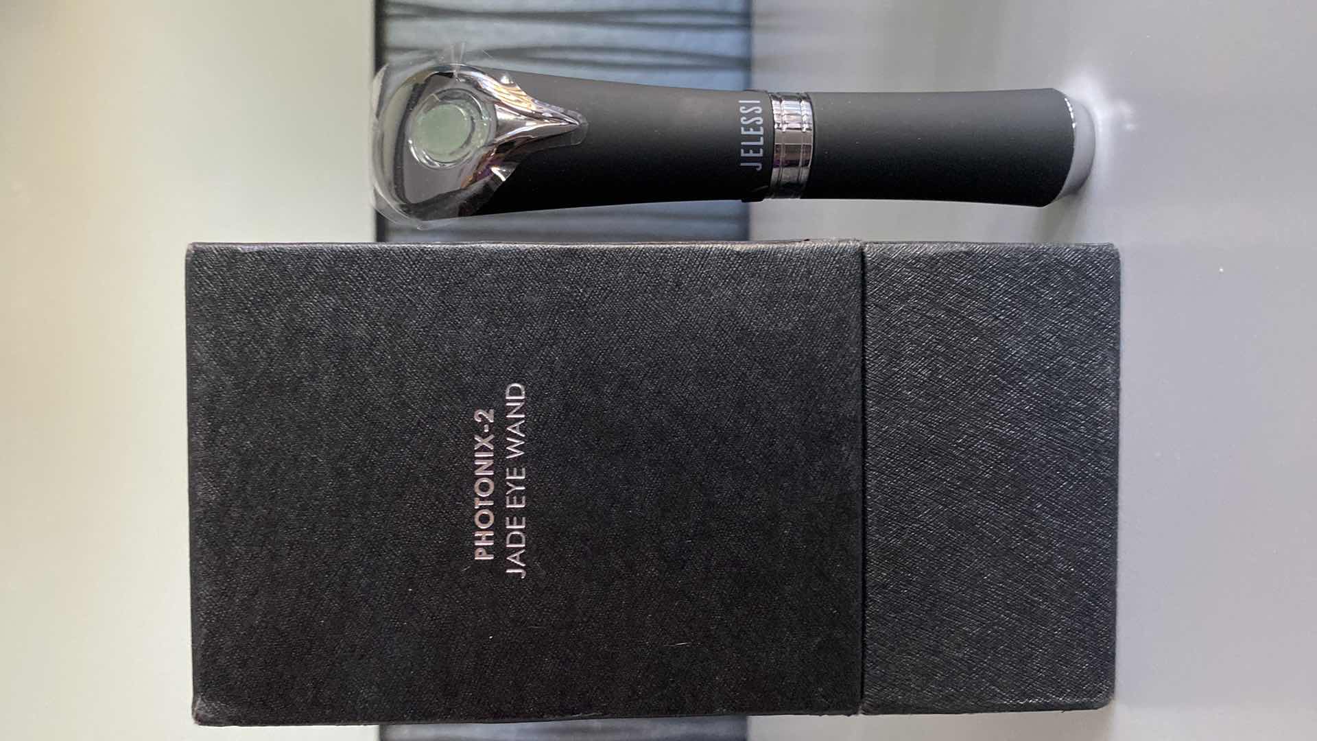 Photo 2 of JELESSI PHOTONIX 2 JADE EYE WAND-NATURAL JADE STONE TO RELIEVE SKIN TENSION PROMOTE CIRCULATION, BLUE RELIEF MODE AND RED LIFTING MODE.