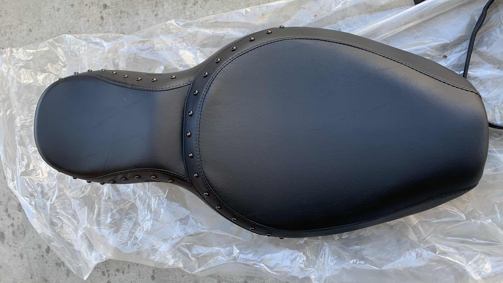 Photo 1 of HARLEY DAVIDSON 1996-2003 DYNA BLACK STUDDED HD LOGO RIDER PASSENGER 2 UP LEATHER SEAT