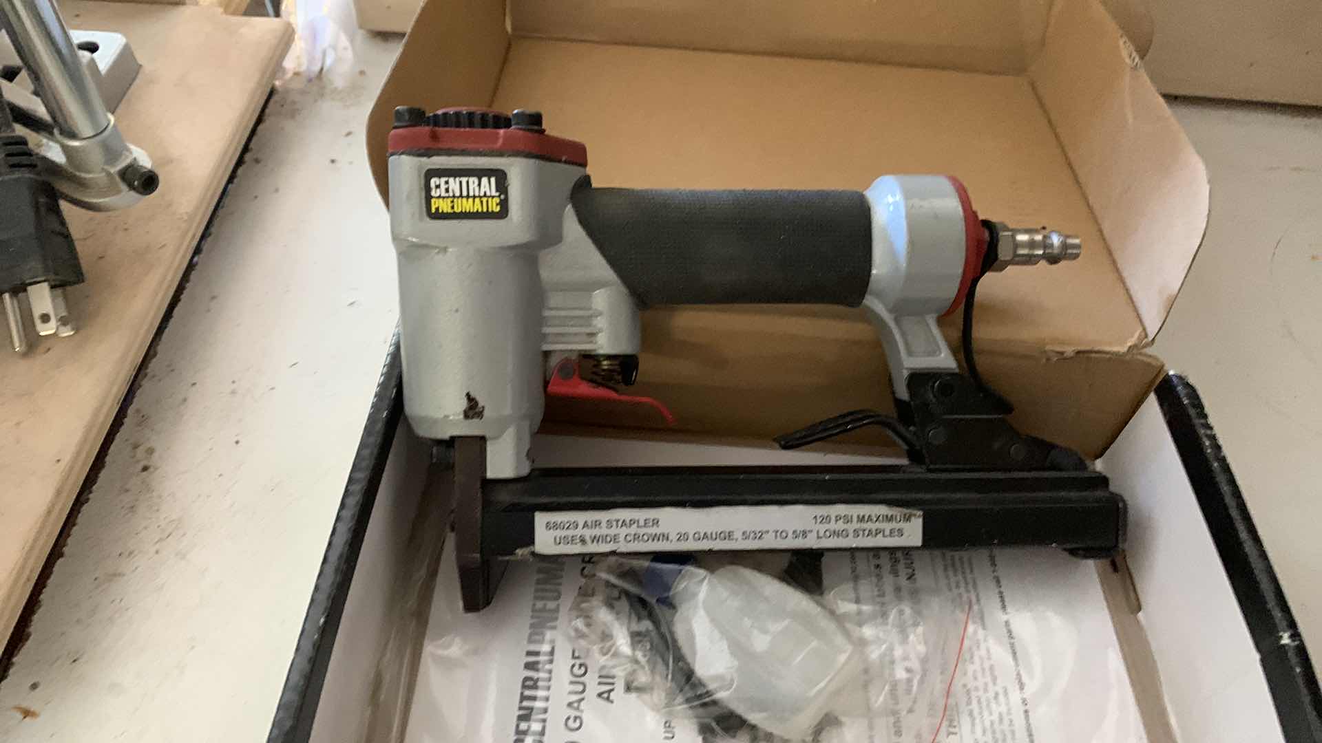 Photo 1 of CENTRALPNEUMATIC 20 GAUGE WIDE CROWN STAPLER