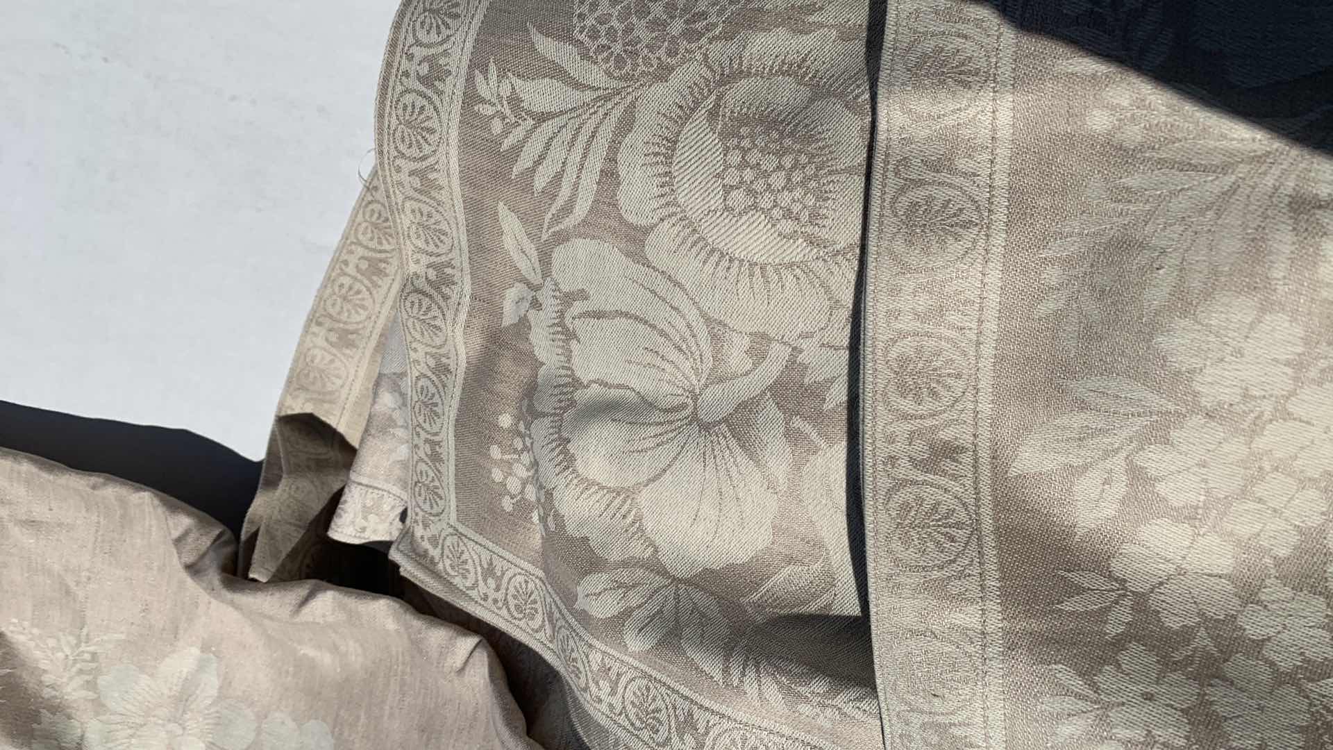 Photo 1 of 19 WILLIAM SONOMA TABLE PLACE MATS AND TABLE RUNNER