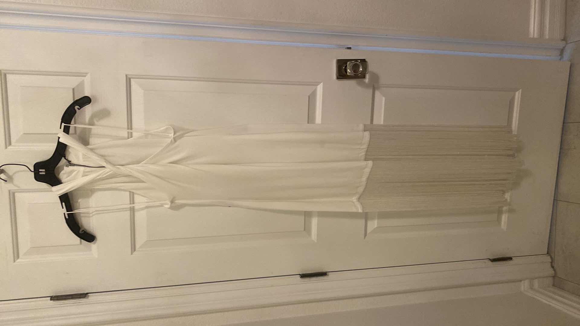 View 2 of  NWT BEAUTIFUL WOMENS SIZE 8 DESIGNER ALICE & OLIVIA STEPH TWIST NK FRINGE DRESS IN OFF WHITE