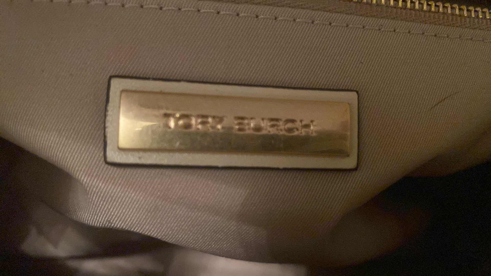 Photo 1 of  AUTHENTIC TORY BURCH WITH ORIGINAL TAG LARGE FLEMING SHOULDER BAG CREAM - SHOWS SOME WEAR INCLUDES DUST BAG