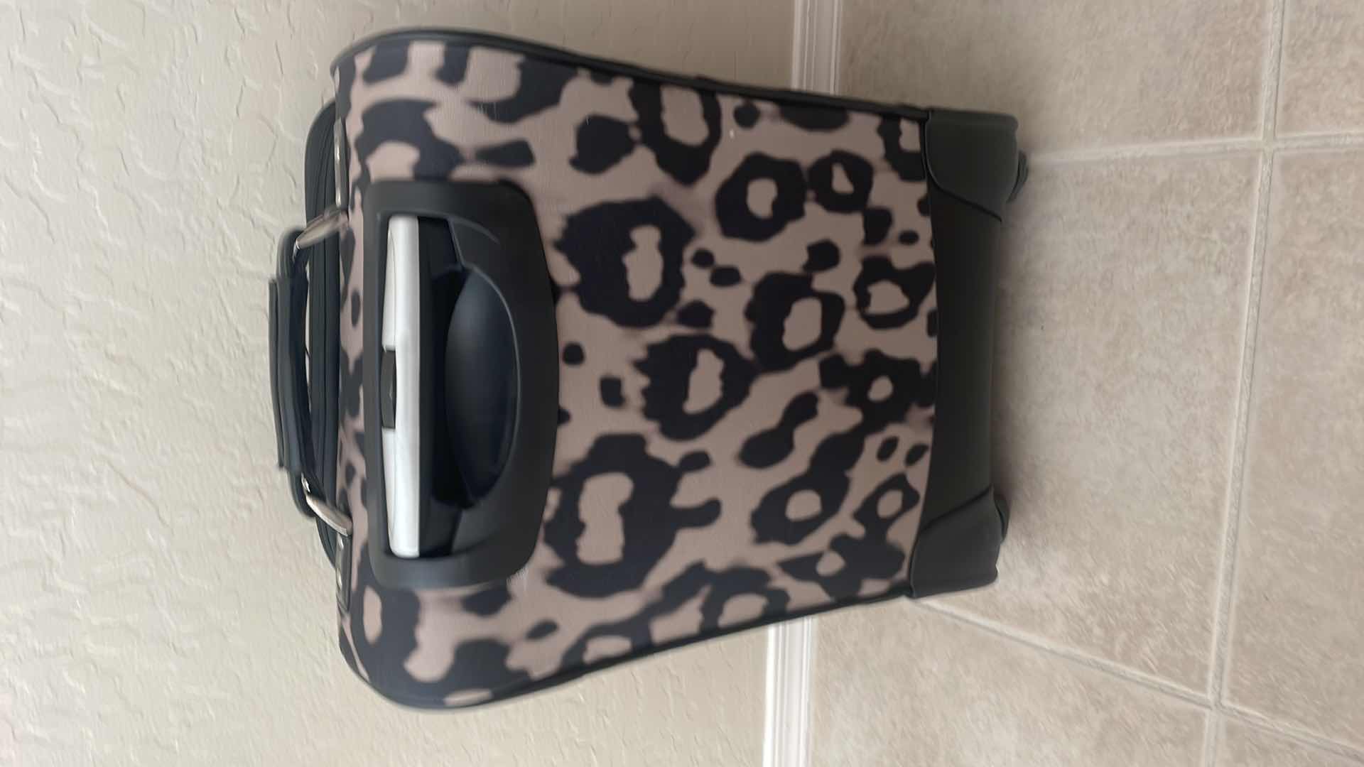 Photo 1 of JESSICA SIMPSON CARRY ON HANDLE WONT EXTEND