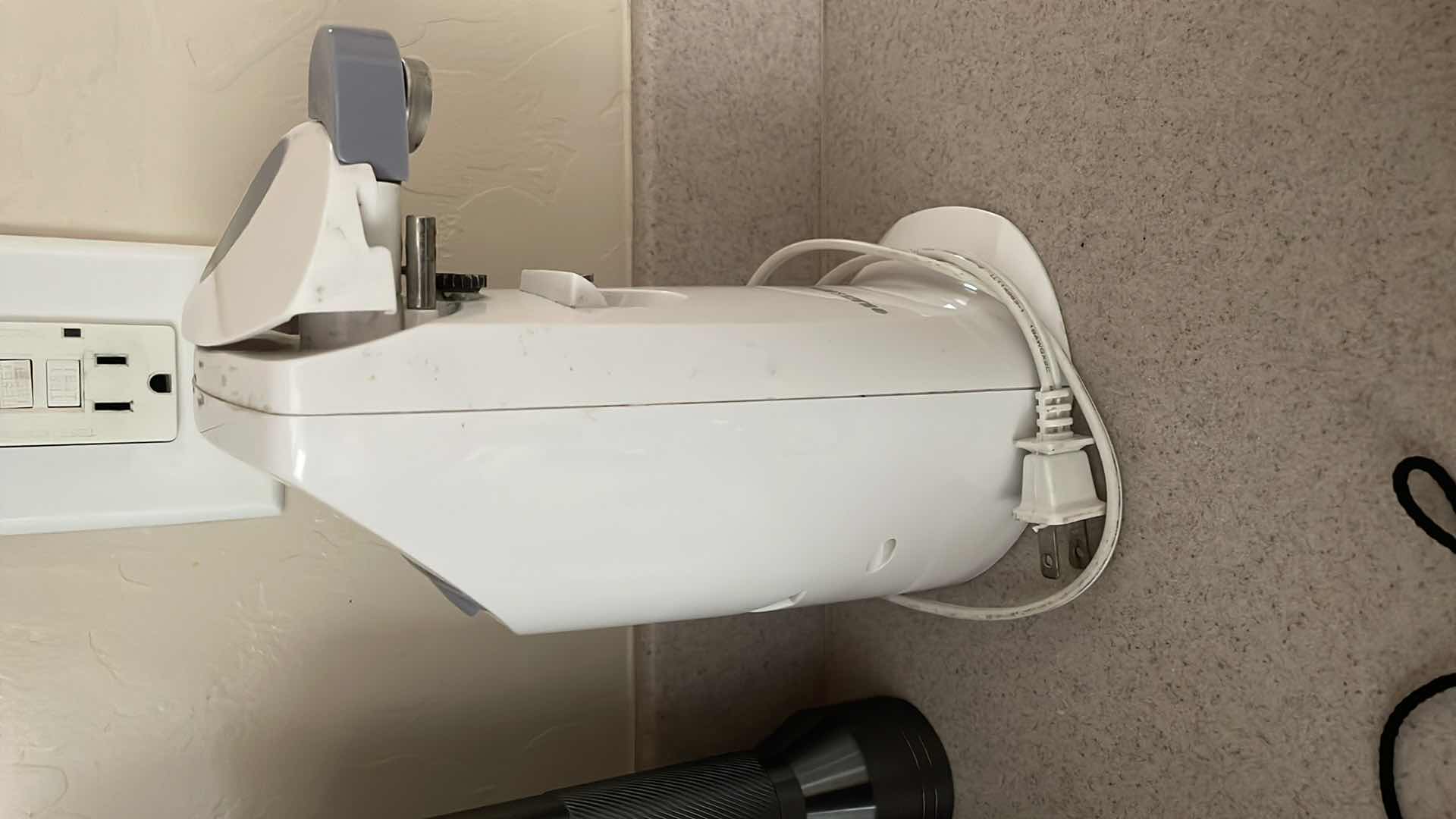 Photo 1 of BLACK AND DECKER ELECTRIC CAN OPENER