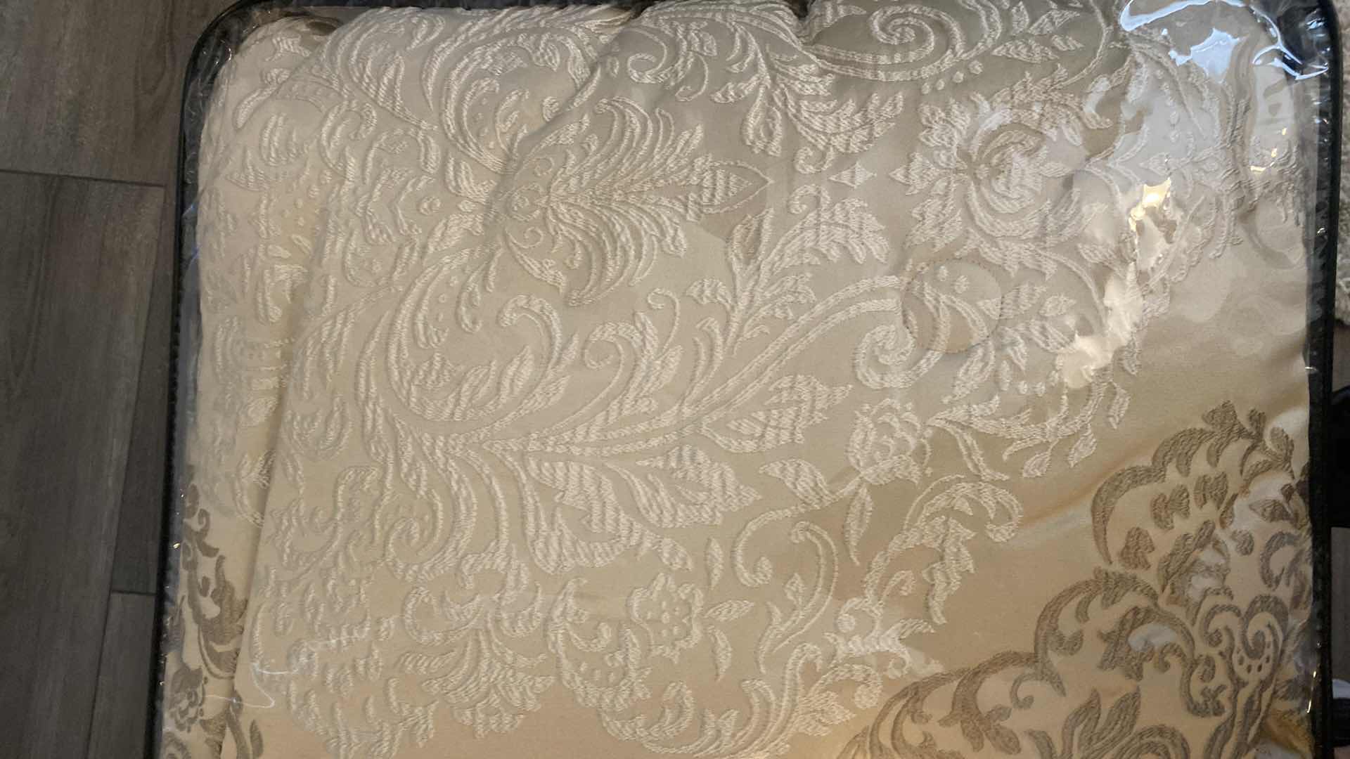 Photo 1 of J QUEEN - GOLD JACQUARD QUEEN SIZE COMFORTER