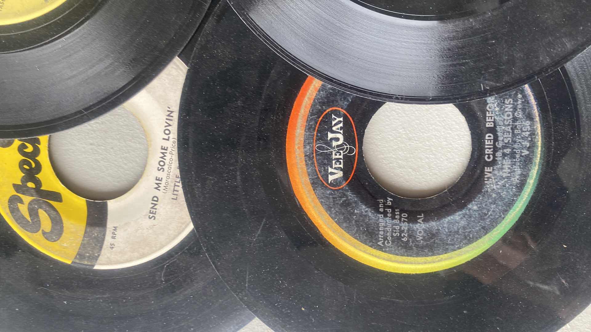 Photo 1 of 18-RECORDS 45’s & PINK FLOYD VHS CINCERT