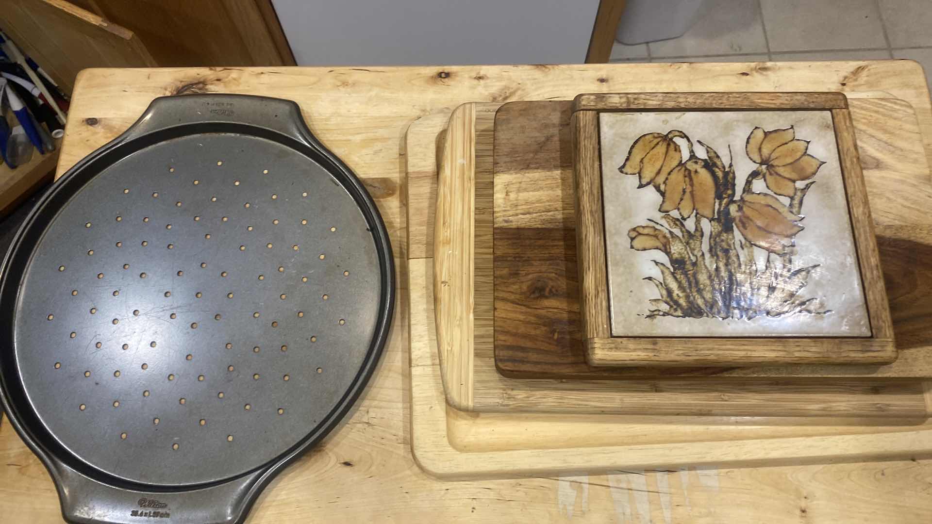 Photo 1 of 3-CUTTING BOARDS 1 TRIVET 1 PIZZA PAN