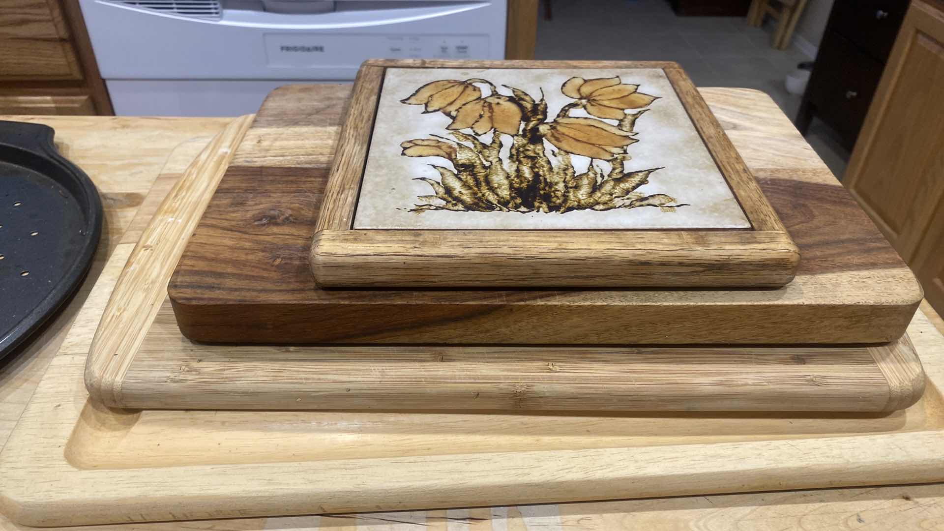 Photo 1 of 3-CUTTING BOARDS 1 TRIVET 1 PIZZA PAN