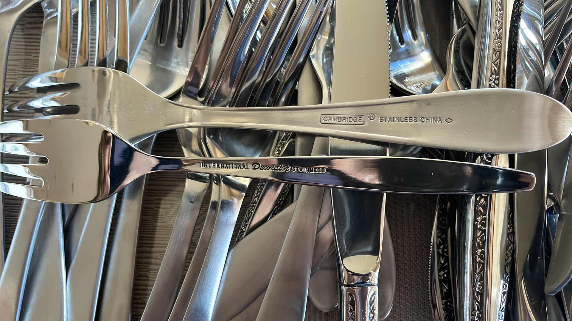 Photo 1 of CAMBRIDGE AND INTERNATIONAL DECORATIOR SILVERWARE 48 PCS