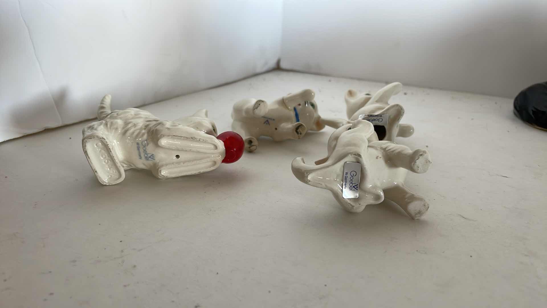 Photo 1 of  GOEBEL KITTENS BOWS ONE SLIGHTLY DAMGED 2”