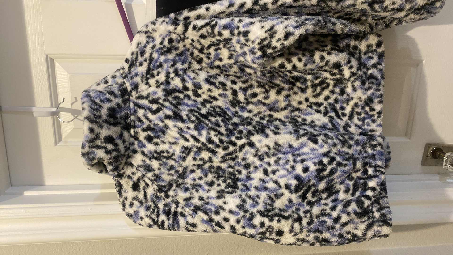 Photo 1 of KENESIS PERFORMANCE WEAR WOMENS SIZE SMALL OVERSIZED JACKET & 2 SIZE LARGE LEGGINGS