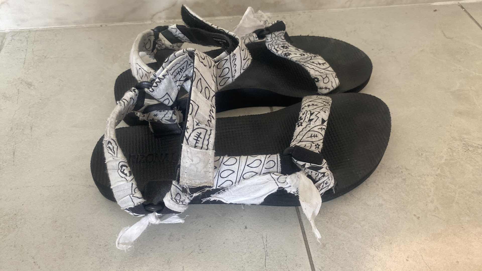 Photo 1 of ARIZONA LOVE WOMENS SIZE 41 (10) TREKY SANDALS