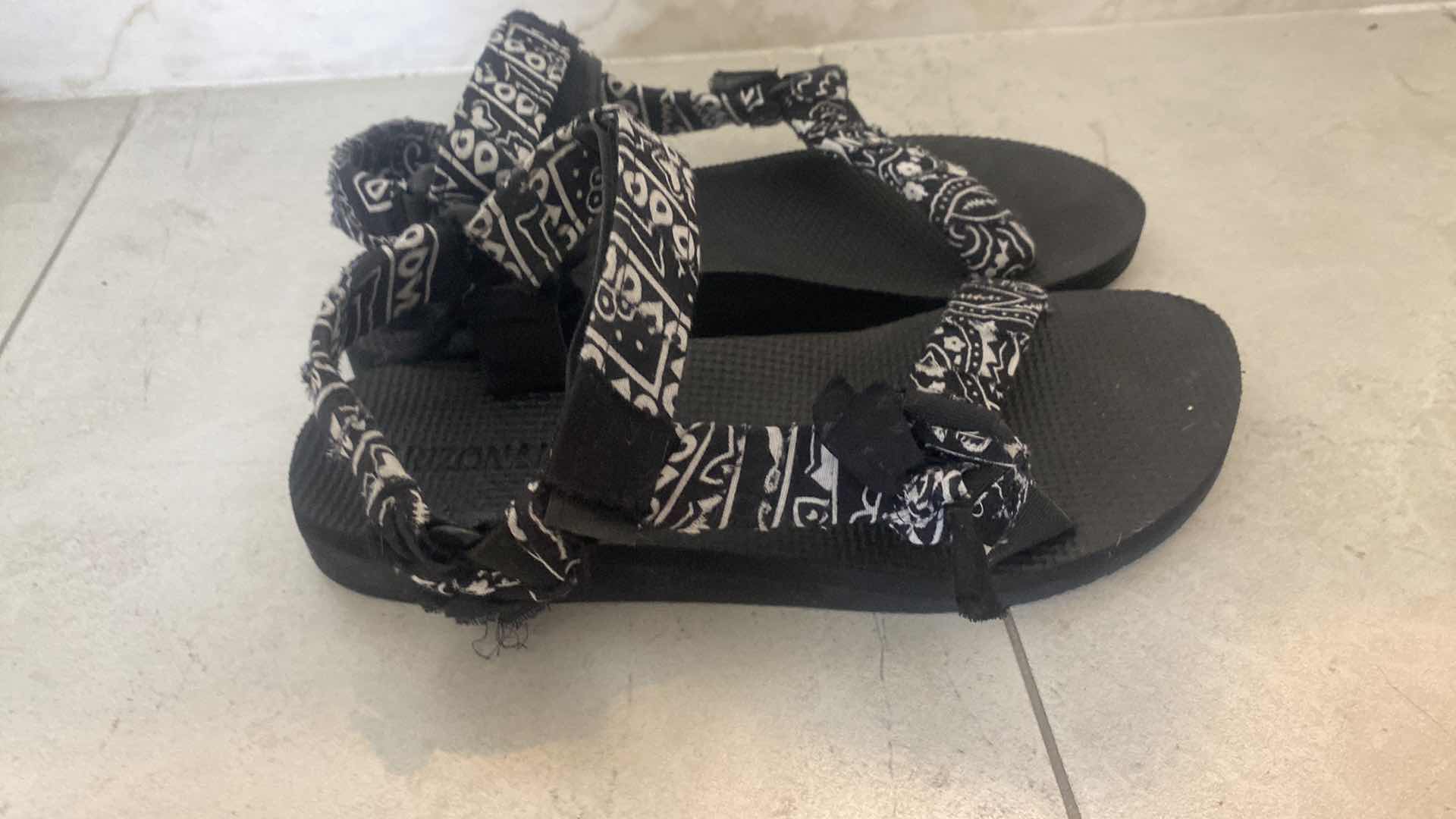 Photo 1 of ARIZONA LOVE WOMENS SIZE 41 (10) TREKY SANDALS