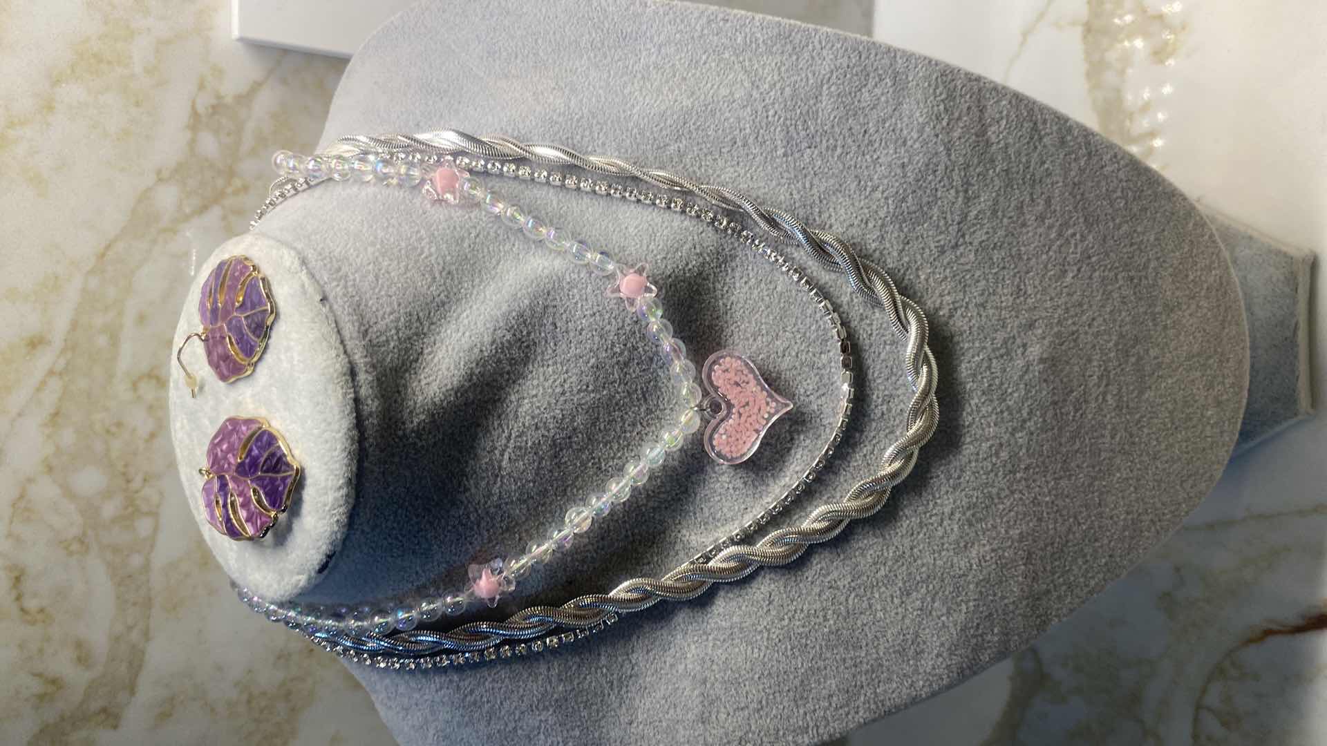 Photo 1 of 5 - FASHION JEWELRY - 3 NECKLACES & 2 EARRINGS