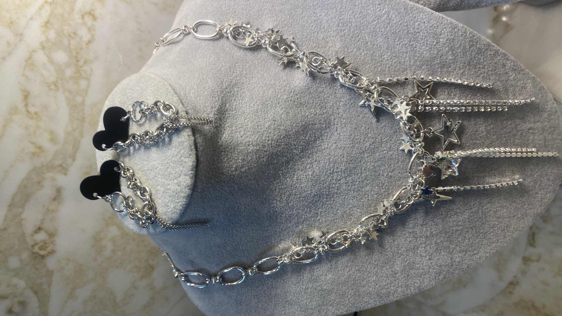 Photo 1 of 5 - FASHION JEWELRY - 3 NECKLACES & 2 EARRINGS