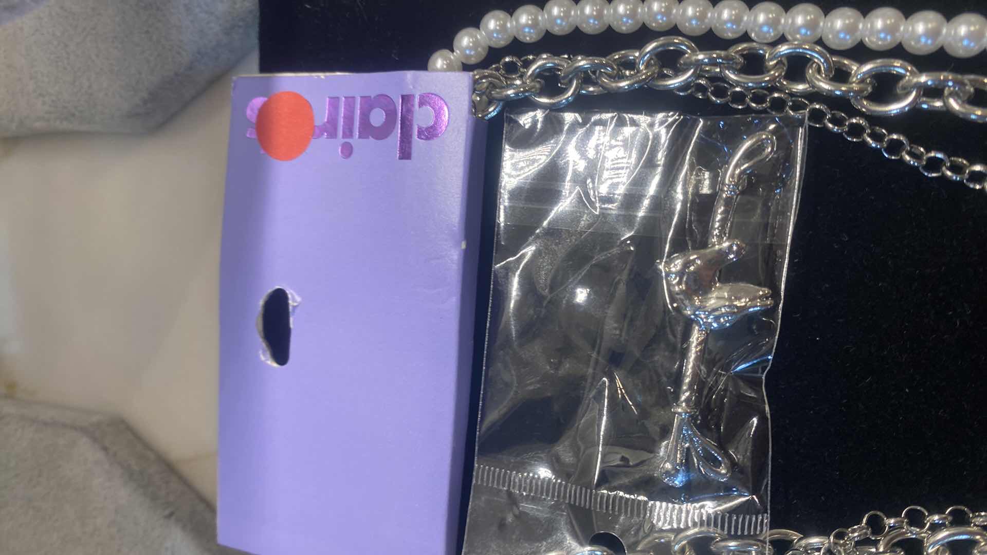 Photo 1 of 7 - FASHION JEWELRY - 4 NECKLACES & 3 PINS