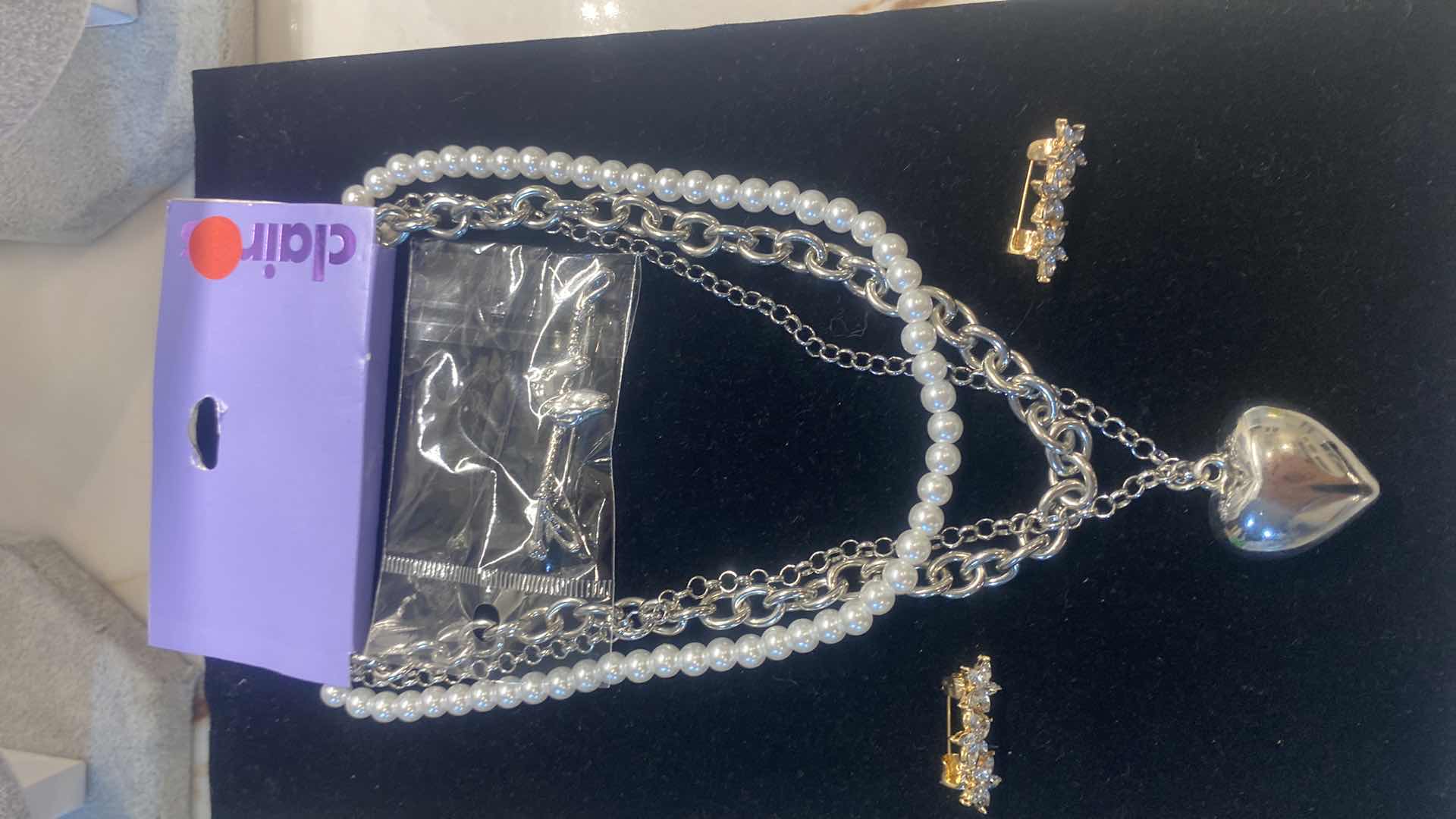 Photo 1 of 7 - FASHION JEWELRY - 4 NECKLACES & 3 PINS